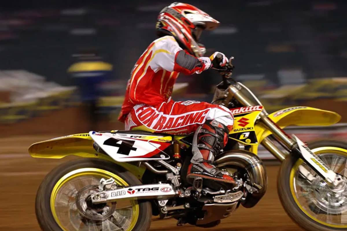 2005 wechselte Ricky Carmichael von Honda zu Suzuki und damit zurück vom Viertakter zum Zweitakter