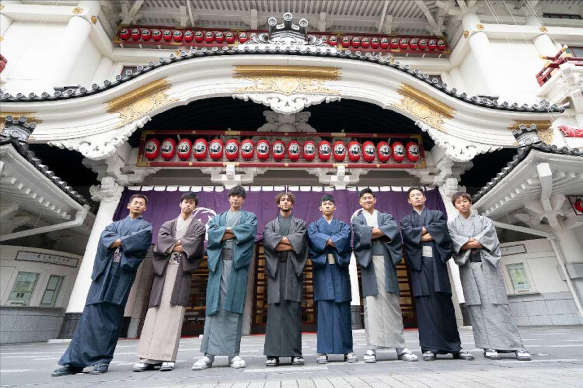 Vor dem Kabuki-Theater: Toba, Ogura, Nagashima, Bastianini, Sasaki, Yamanaka, Suzuki und Furusato