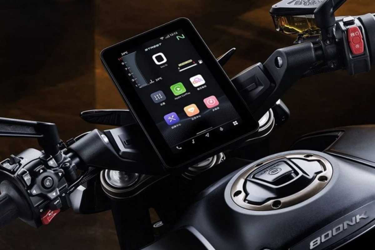 Riesiges 8-Zoll-TFT-Display mit Spitscreen-Funktion bei der reichhaltiger ausgestatteten Variante