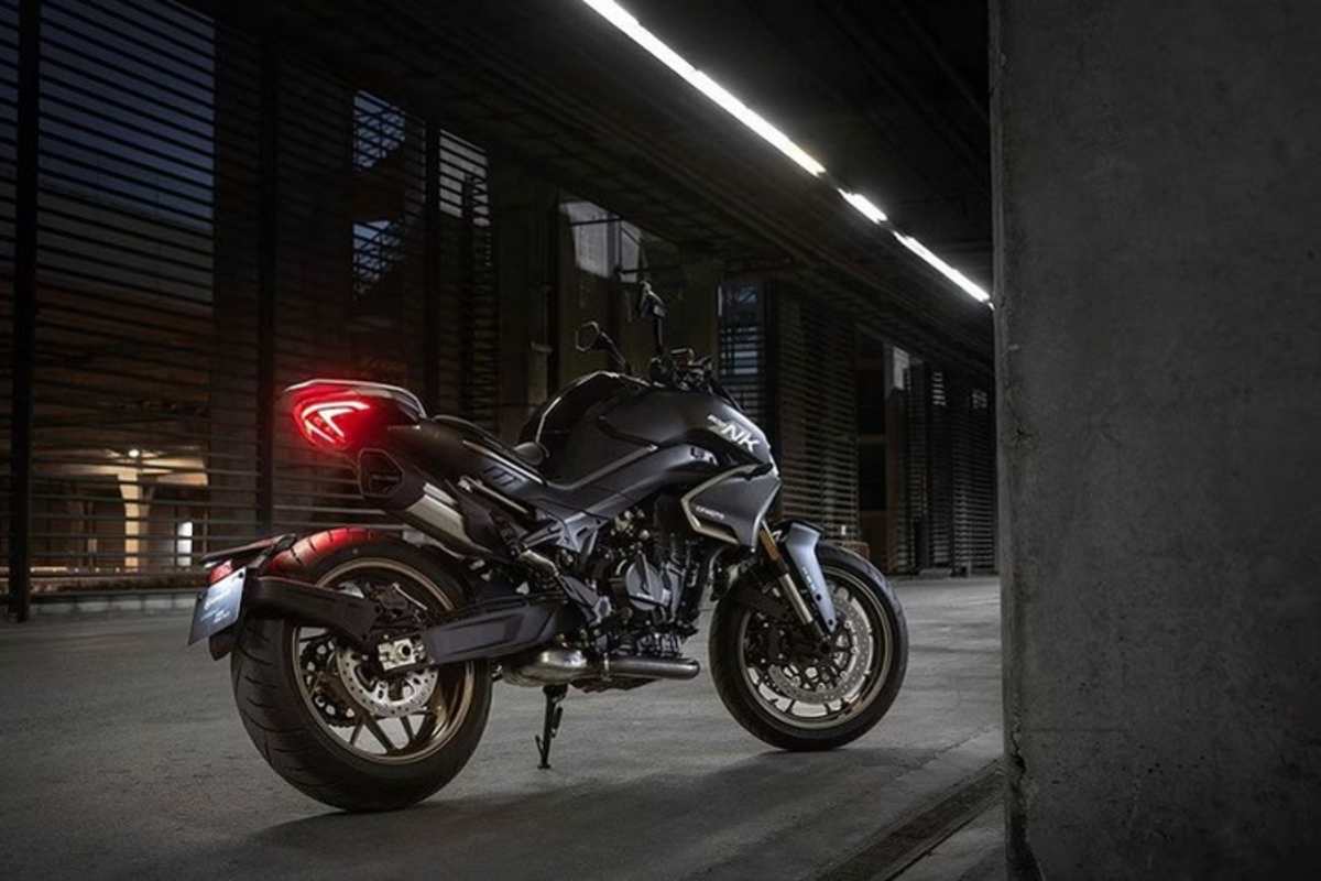 Muss heute sein, lässt sich aber umbauen: Unpraktisch kurzes Heck und am Hinterrad baumelndes Nummernschild