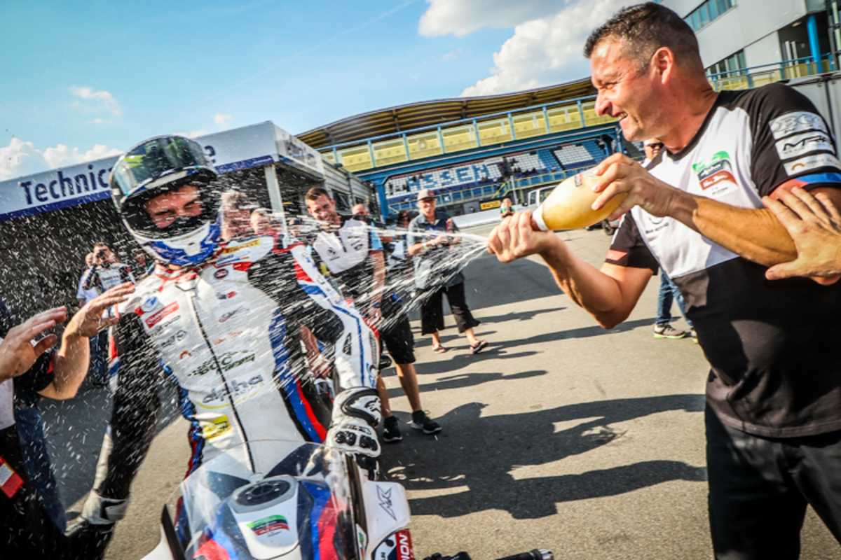 Dusche für den neuen Meister