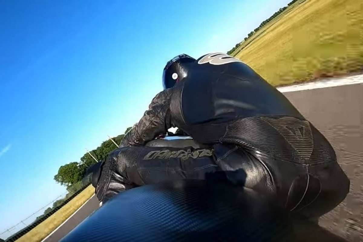 Guy Martin auf Crighton CR700W in Cadwell Park