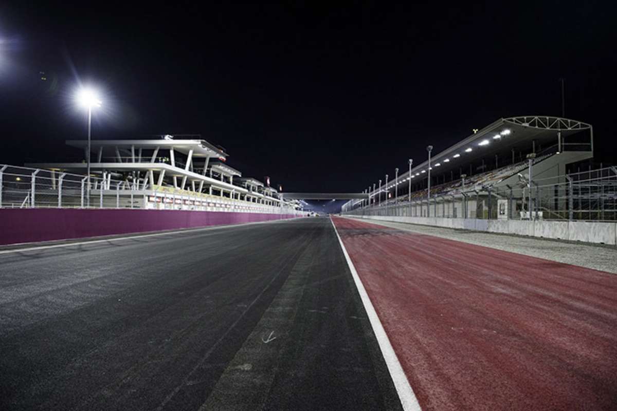 Die Zielgerade hier gegen die Fahrtrichtung fotografiert: Die Boxen sind weiter rechts neben der Piste, die größere Haupttribüne befindet gegenüber links der Fahrbahn