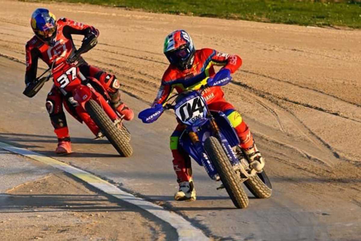 Andrea Dovizioso (04) vor Moto2-Weltmeister Augusto Fernández