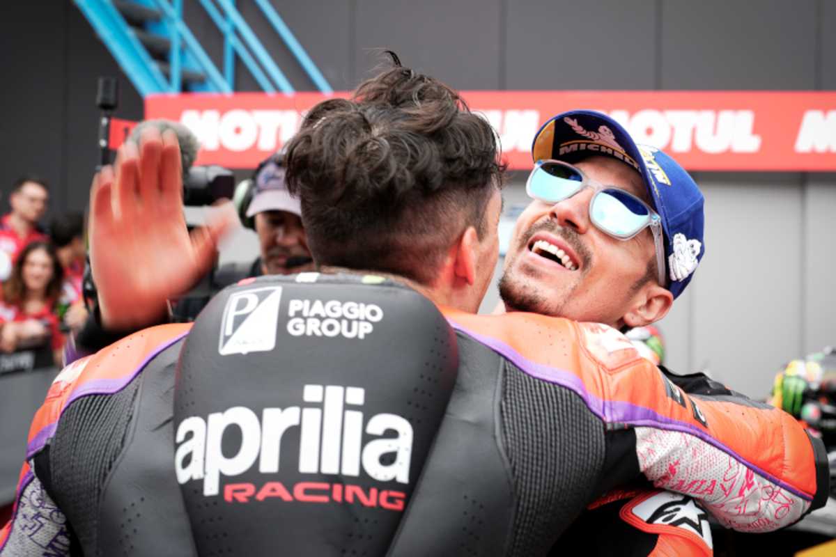 Assen: Espargaró gratuliert Viñales zu seinem ersten Aprilia-Podium