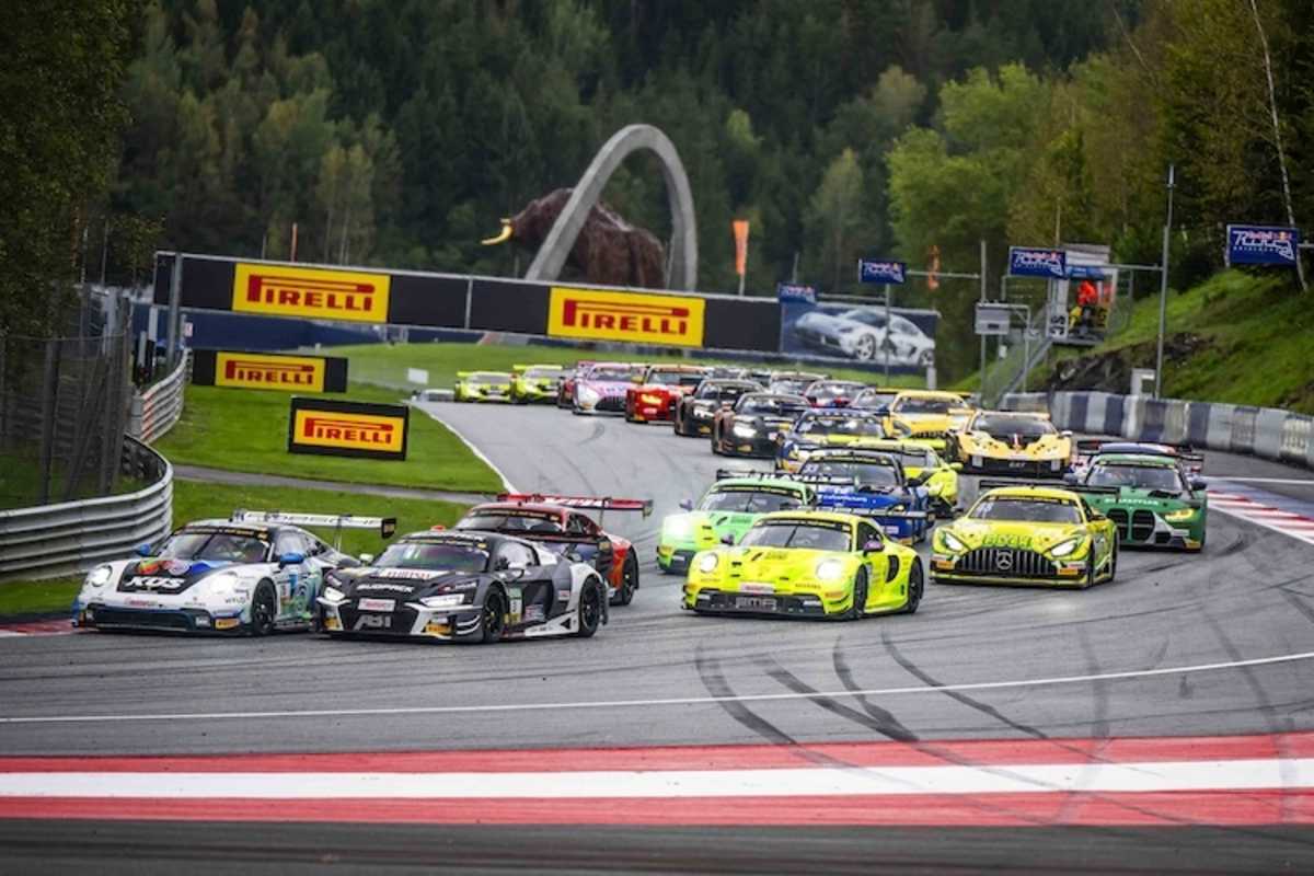 Einen Monat später liefern sich die Fahrer der DTM enge Rad-an-Rad-Duelle in der Steiermark