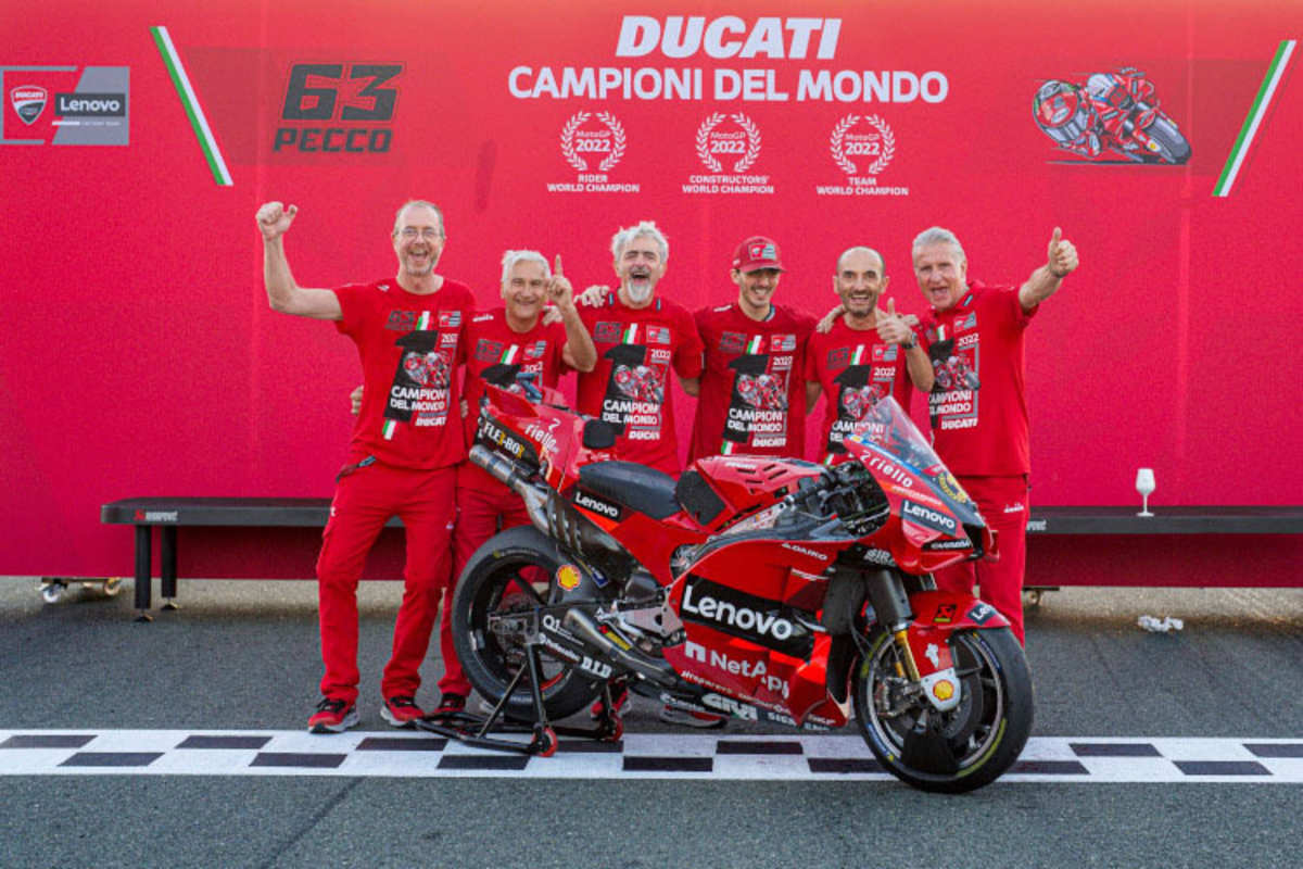 So wurde in Valencia gefeiert: Davide Barana, Davide Tardozzi, Luigi Dall'Igna, Pecco Bagnaia, Claudio Domenicali und Paolo Ciabatti