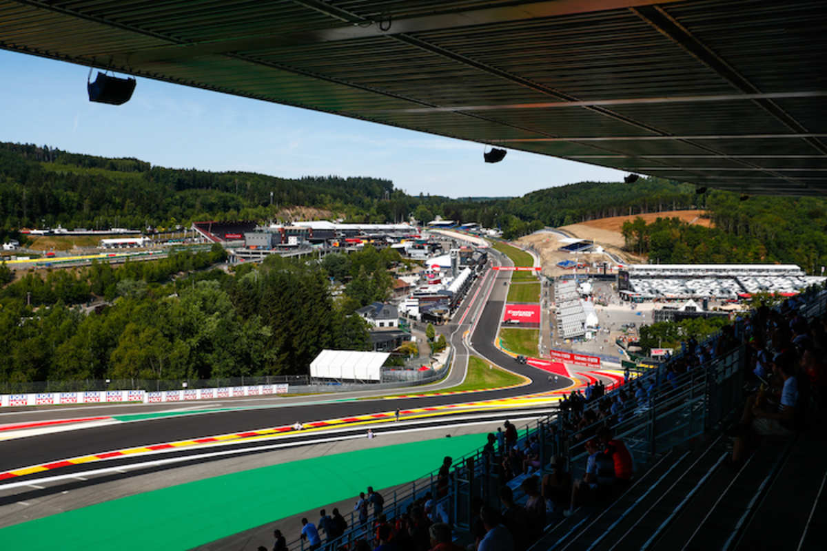 Blick auf die Eau Rouge von der Tribüne