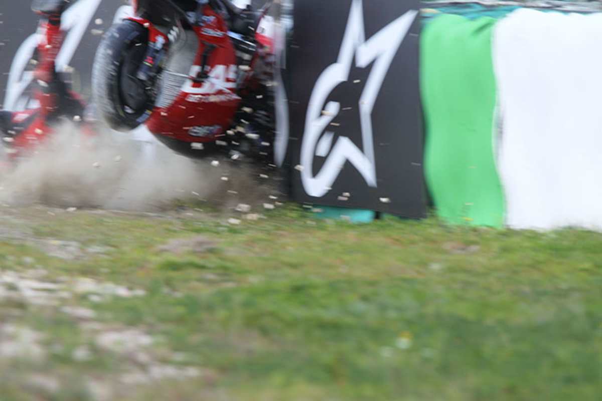 Auf diesem Bild ist der gestürzte Pol Espargaró zu sehen, nachdem er vom Bike zum ersten Mal gerammt wurde