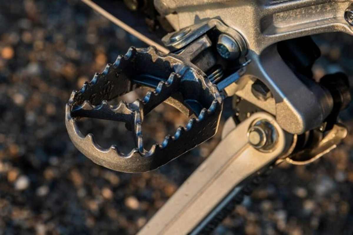 Serienmässig: Titan-Fussrasten der Extreme Edition 