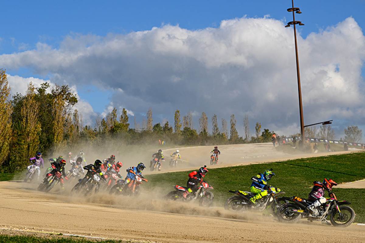 Nach dem Start: Luca Marini (19) liegt vorn Bruder Valentino Rossi (46)