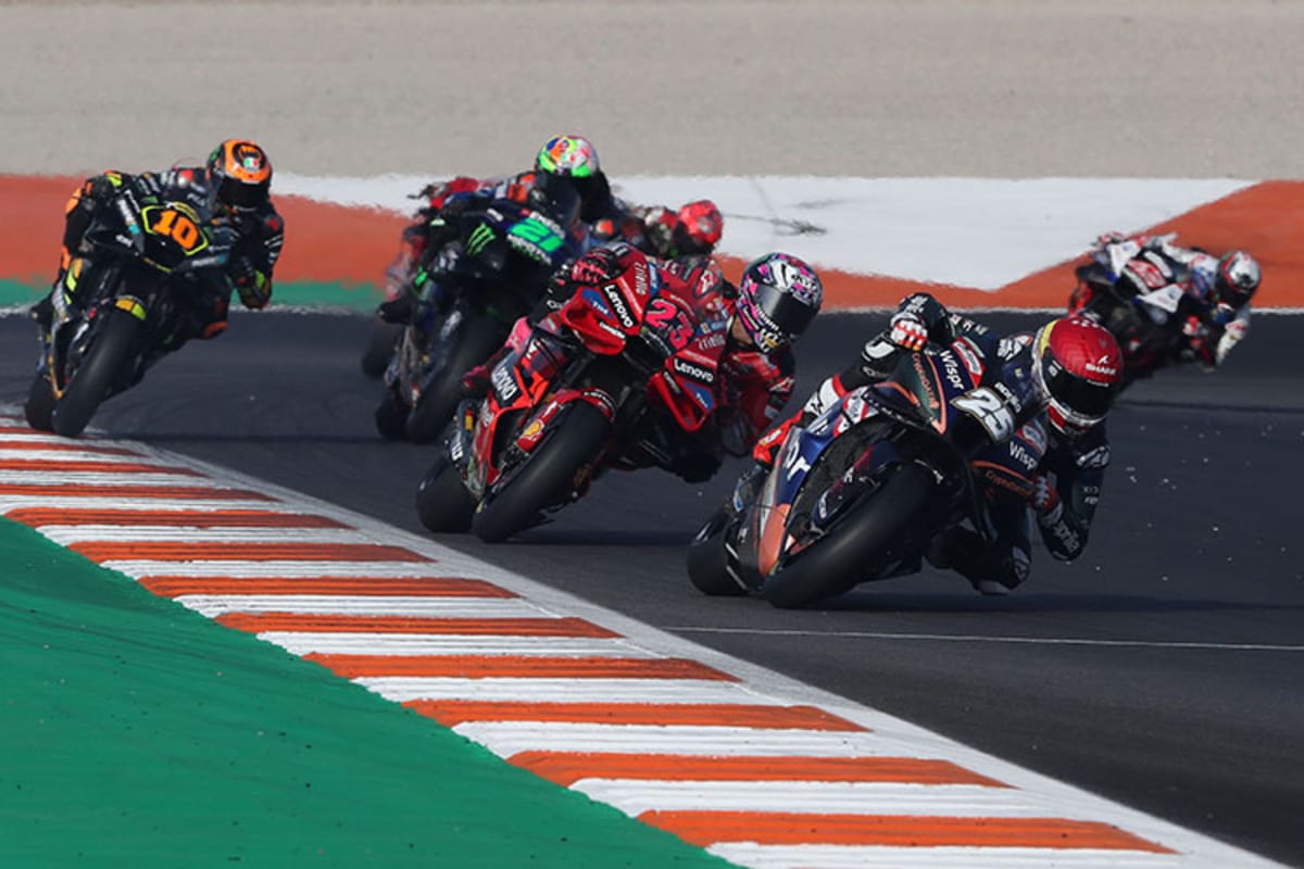 Raúl Fernández (25) beim Valencia-G vor Bastianini (23), Morbidelli (21) und Marini (10)