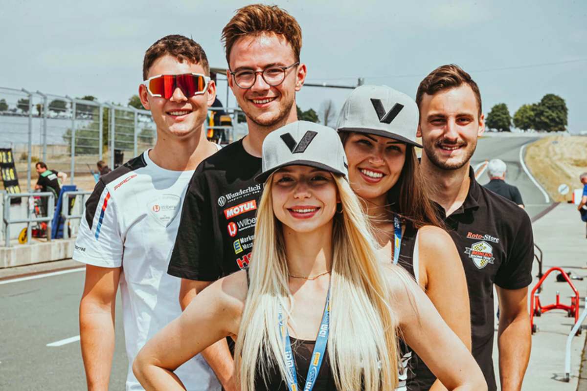 Fetz (hinten links) amüsiert sich in Schleiz