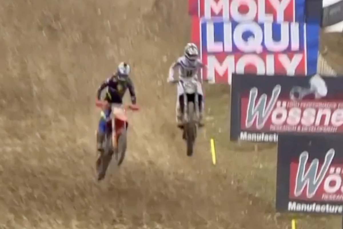 Gajser springt bergab an Renaux vorbei