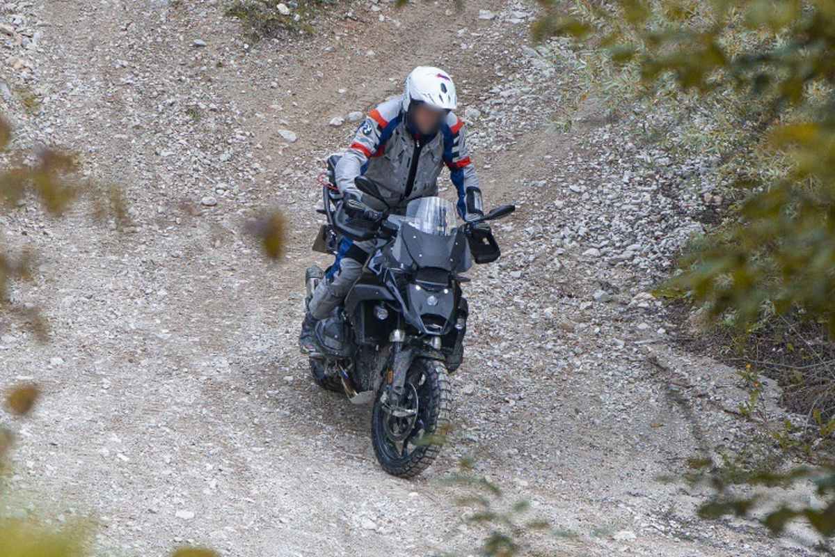 Die Kühlrippen an den Zylinder sind weg: Der neue Motor ist flüssigkeitsgekühlt und mit Trockensumpfschmierung ausgestattet 