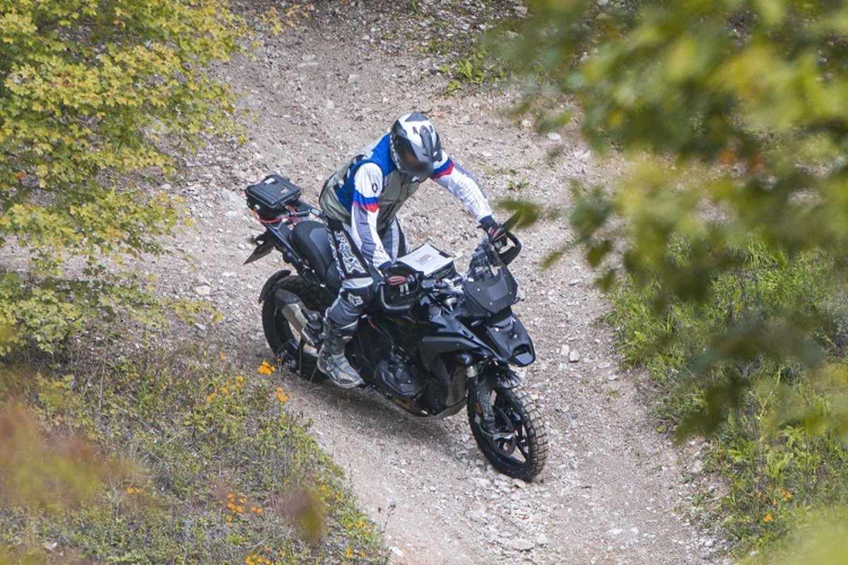 Einzig die Verkleidungsfront ist noch komplett getarnt an diesem soeben erwischten Erlkönig der BMW R1300GS