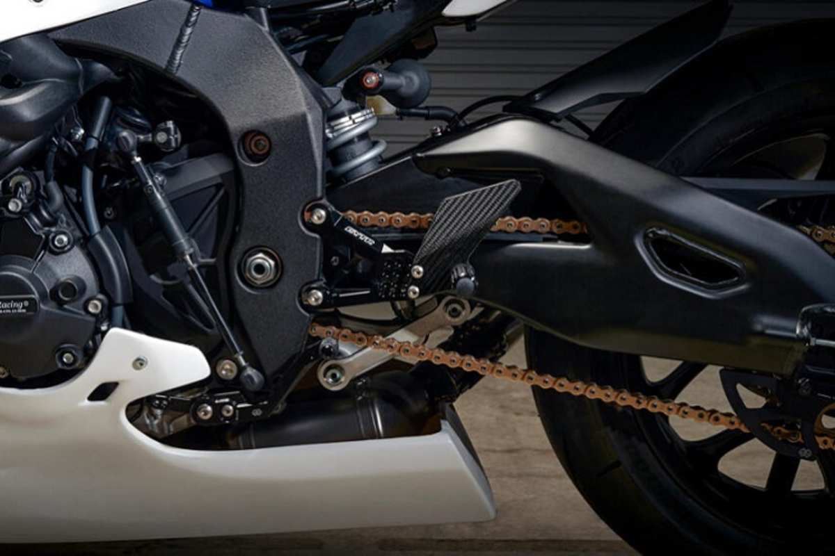 Einstebare Fussrasten mit umkehrbarem Schaltschema, 520er Rennkette