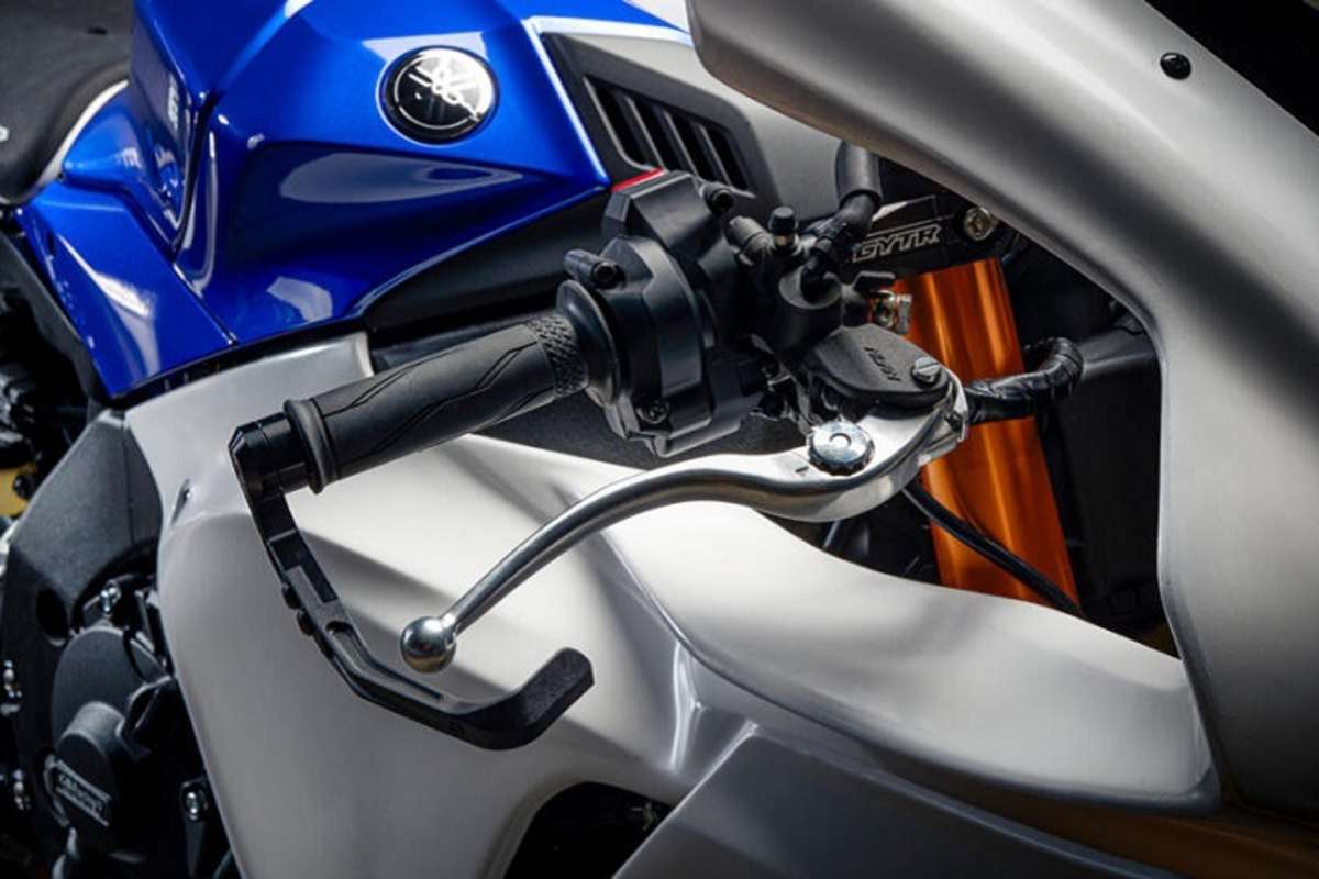 Im Rennsport vorgeschrieben: Schutzbügel für den Vorderbremshebel