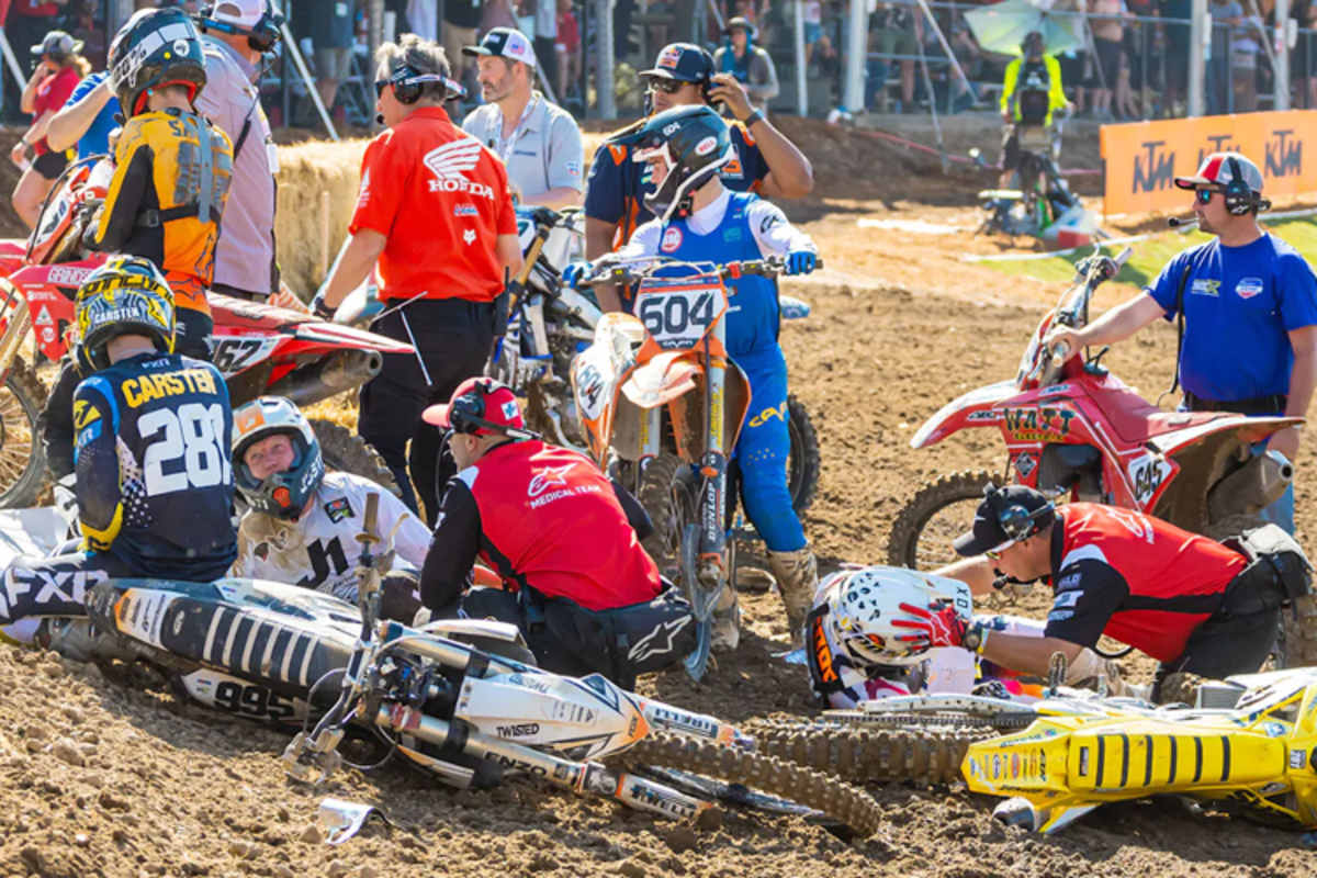 Im zweiten Lauf kam es zu einem Massencrash