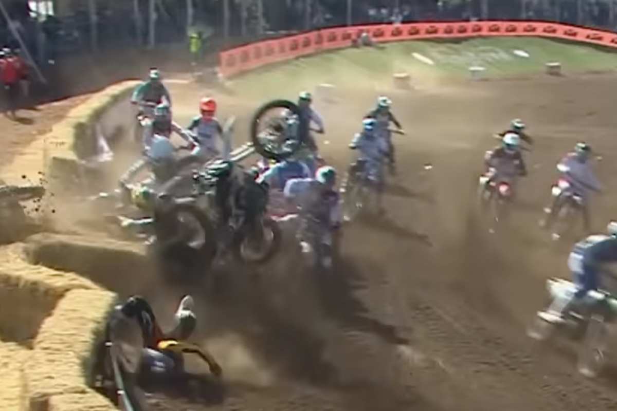 Der Massencrash nach dem Start zum zweiten Lauf