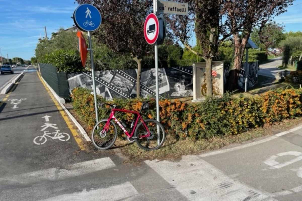 Die verhängnisvolle Kreuzung mit Hayden-Gedenkstätte: Heute kann man dort rechts und links in einen Radweg einbiegen