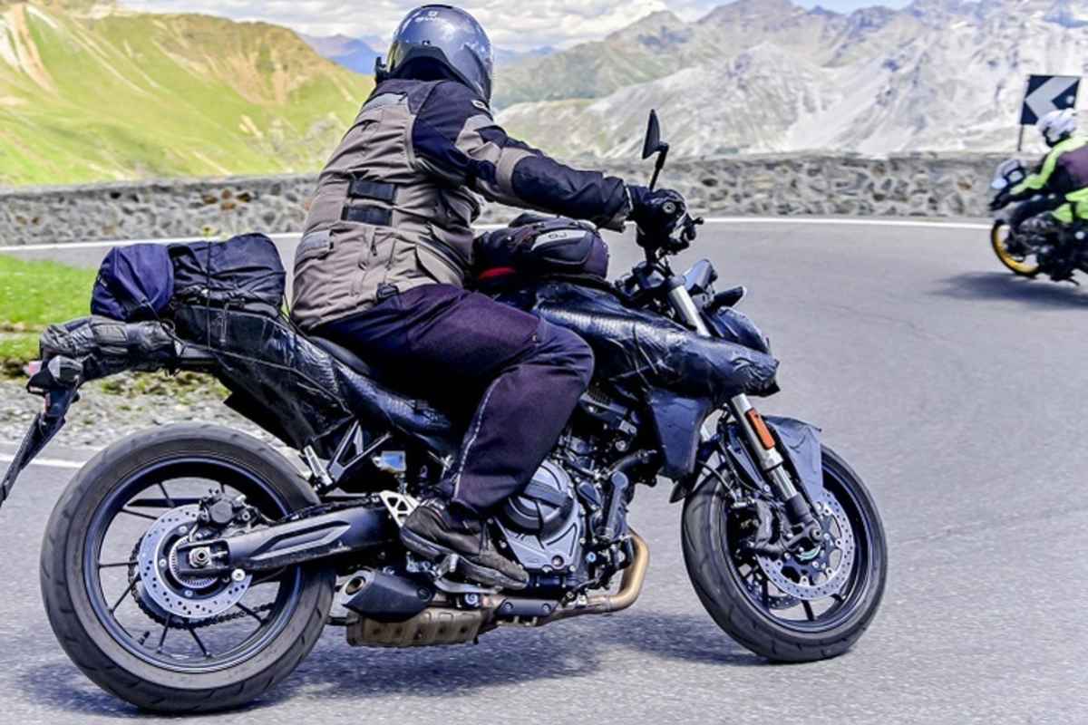 Eindeutig ein Zwizylinder-Reihenmotor, offensichtlich eine Suzuki