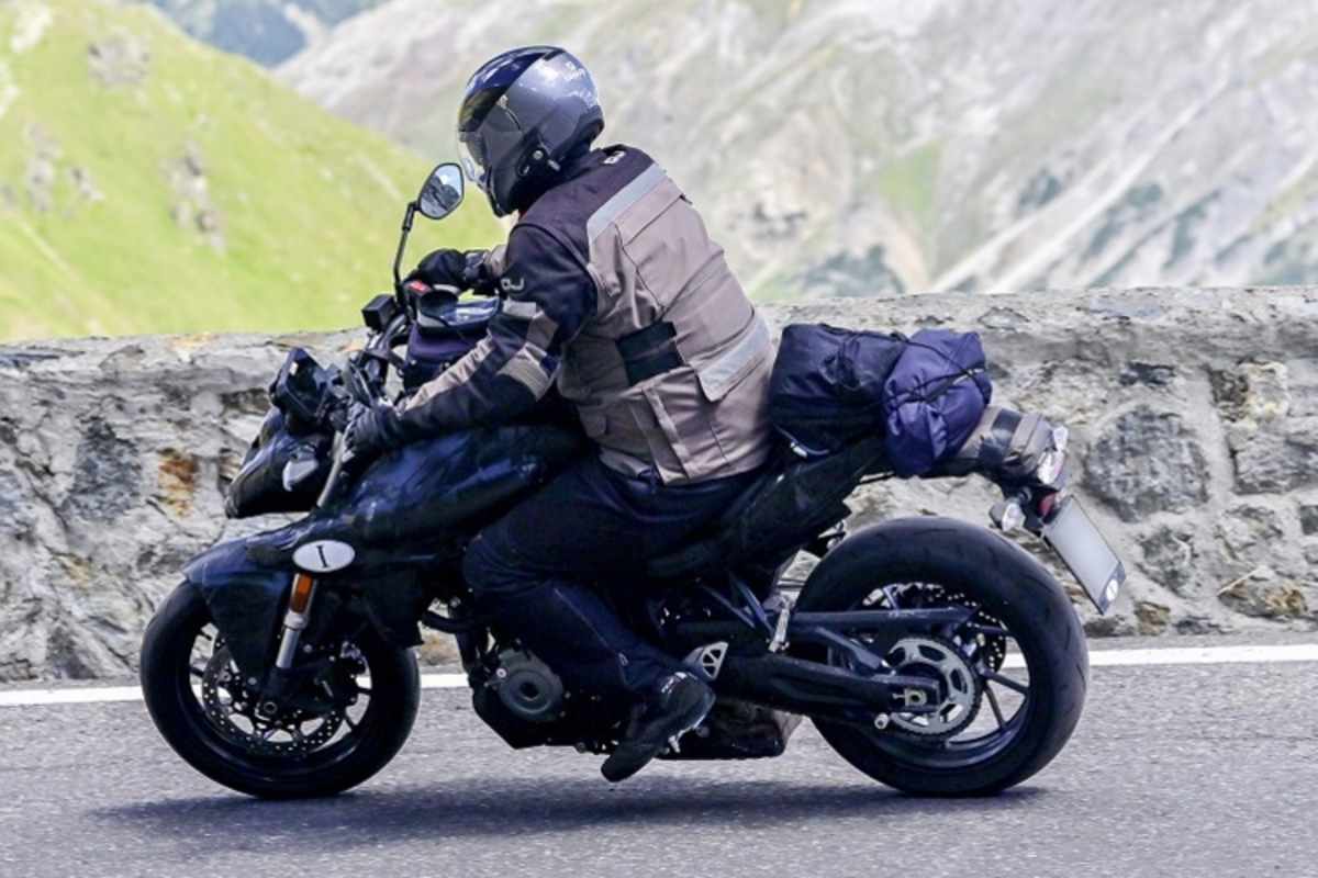 Sparsam dimensionierte Verkleidung und TFT-Anzeige am SV-Prototyp