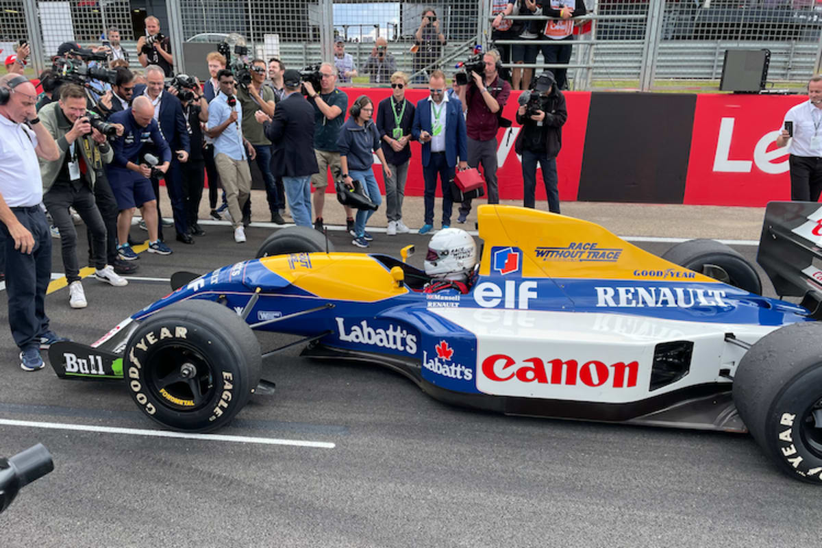 Sebastian Vettel kommt von seinen Runden zurück