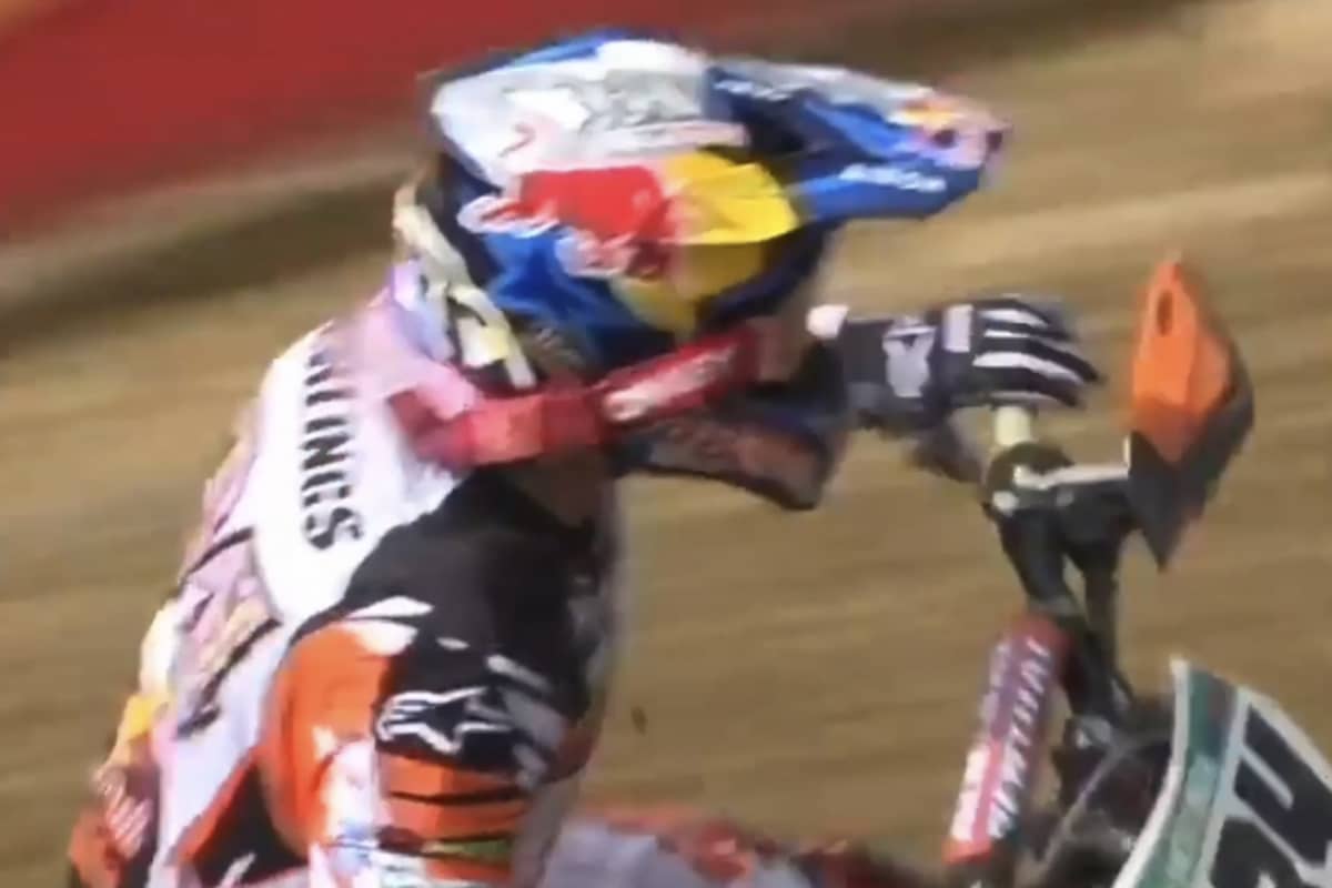 Jeffrey Herlings  fährt mit gerissenem Gummiband seiner Schutzbrille