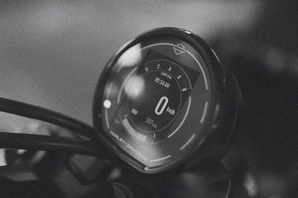 Digitales Rundinstrument verrät uns die Redline bei 8200/min