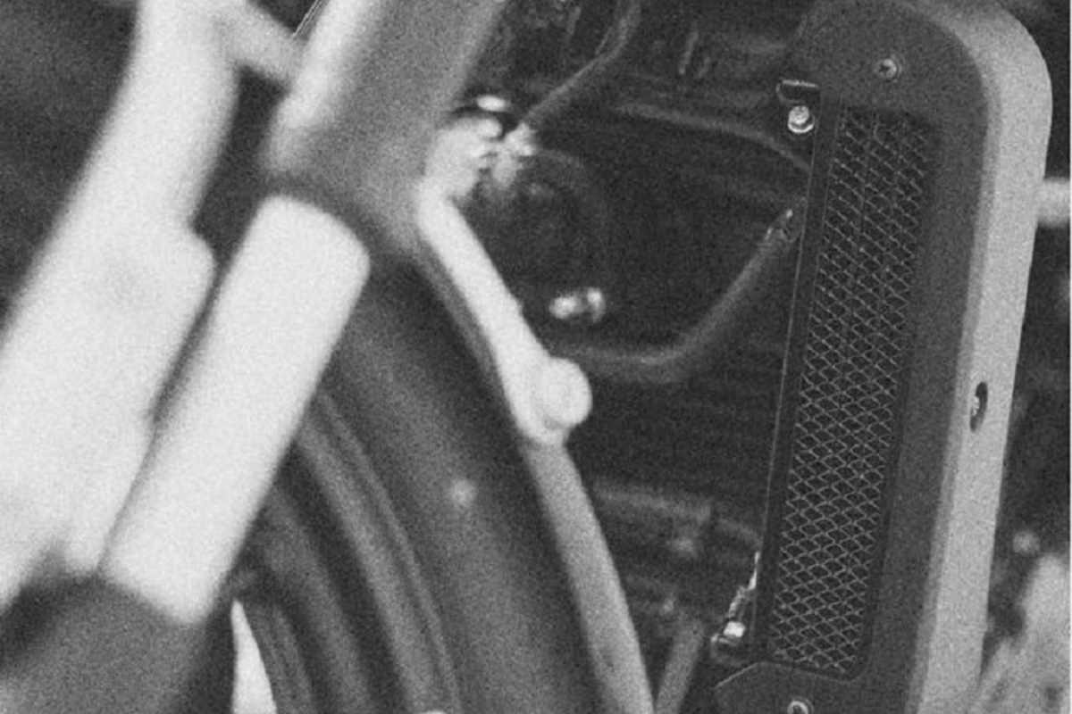 Diskret angebrachter Oelkühler zur Unterstützung der Fahrtwindkühlung