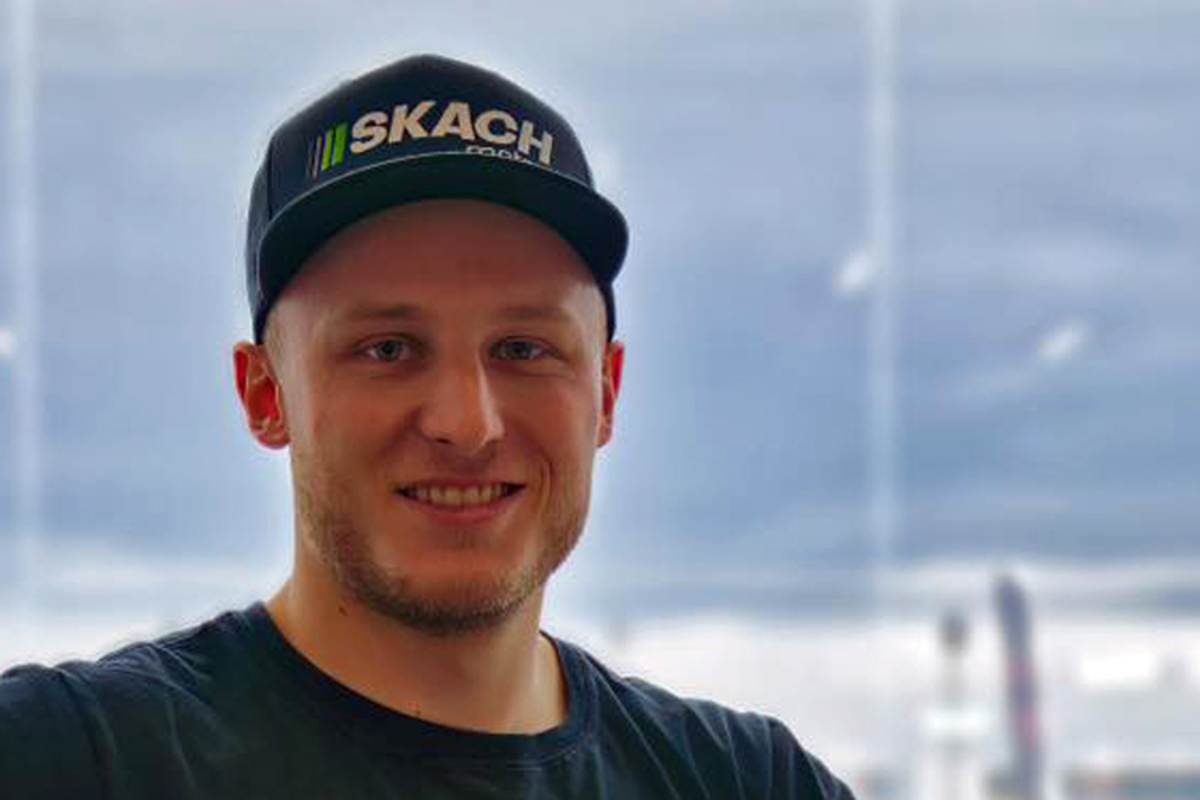 Patrick Hobelsberger mit Kopfschmuck