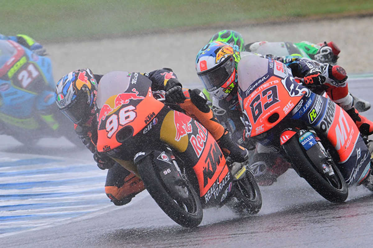 Im nassen Rennen: Daniel Holgado (96) vor Diogo Moreira (63)