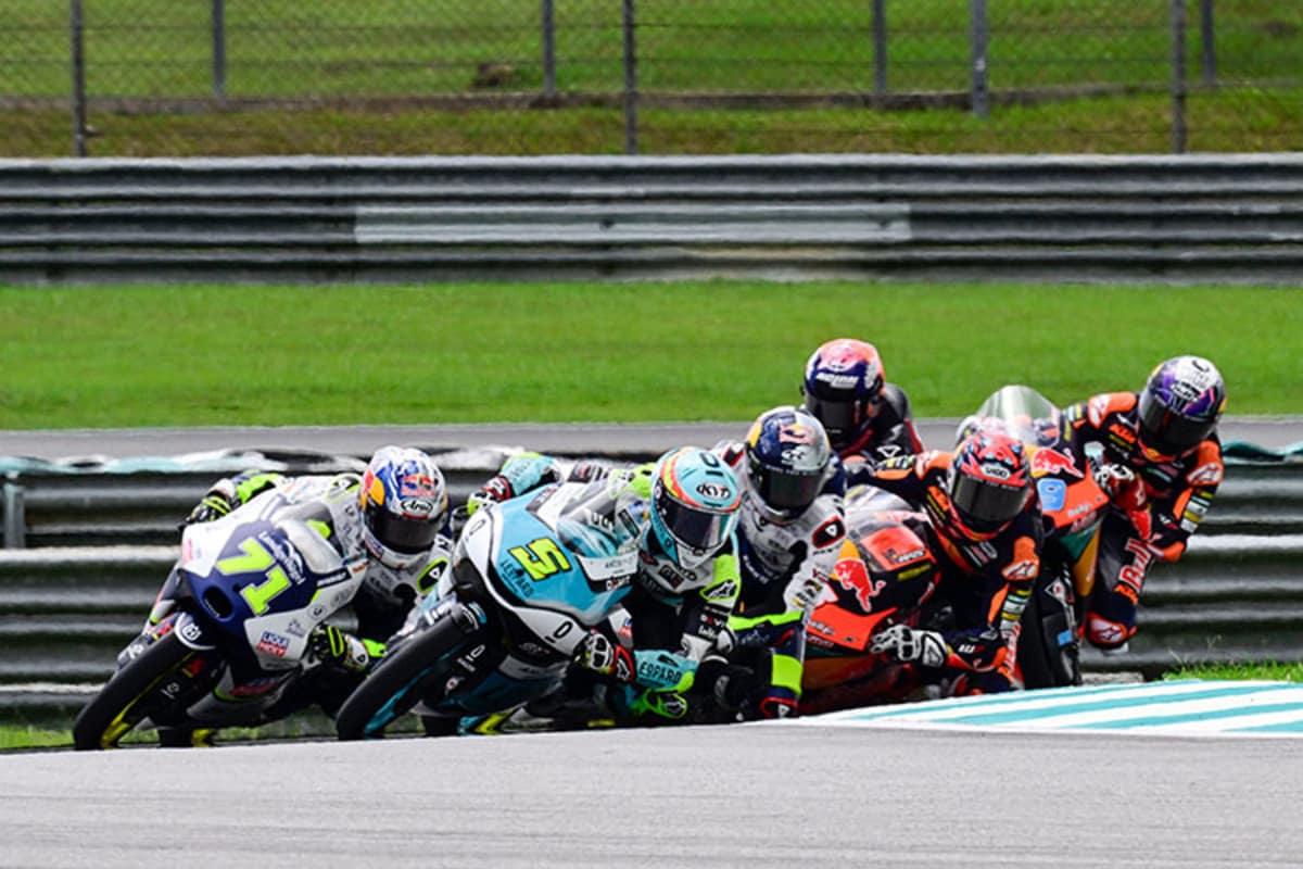 Hier geht die Misere mit den drei Red Bull-KTM-Piloten (innen rechts) los