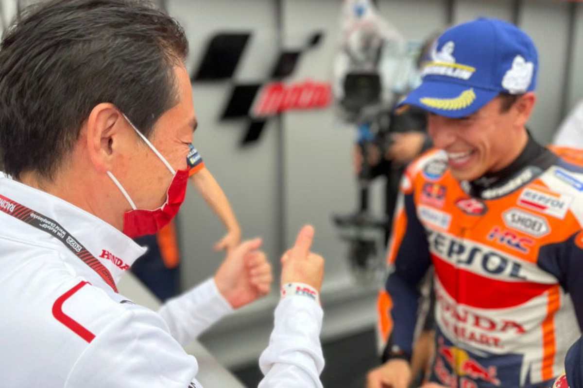 HRC-Präsident Watanabe mit Marc Márquez: Der Boss ist happy!