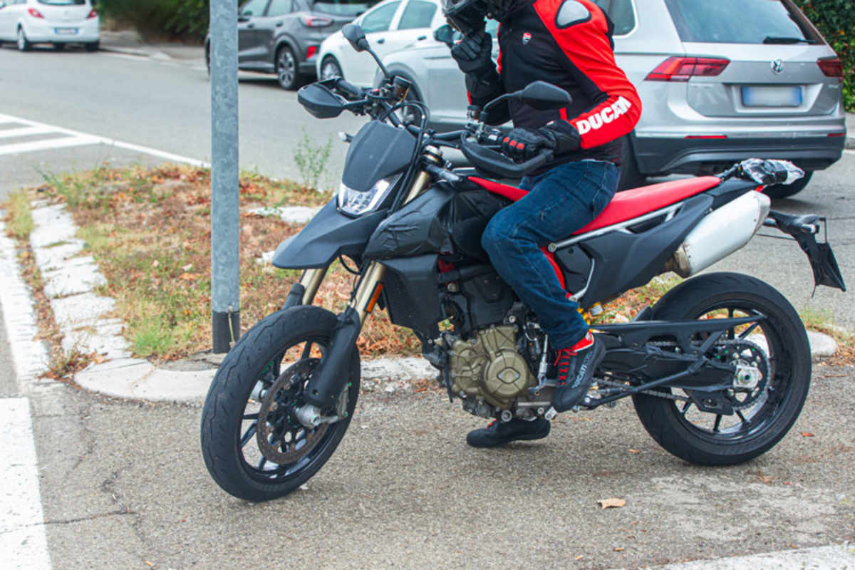 Der Zylinder steht fast senkrecht, der Motor baut sehr kompakt und kurz