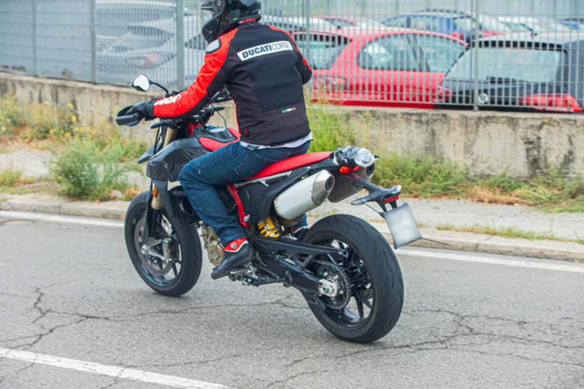 Öhlins-Federbein, Umlenkhebel, auffallend lange Schwinge