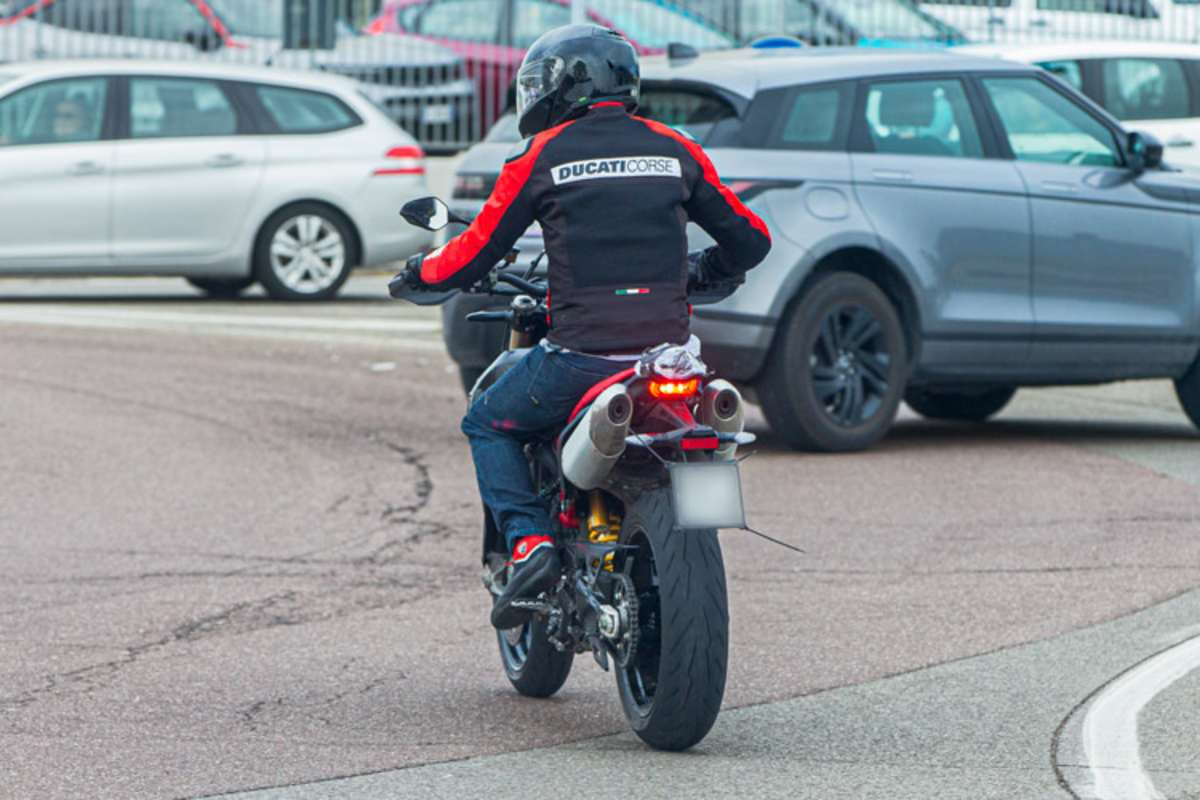 Hochgelegte Krümmer münden in zwei voluminöse Auspufftöpfe - hat Ducati die Zeichen der Zeit erkannt und baut leisere Motorräder?