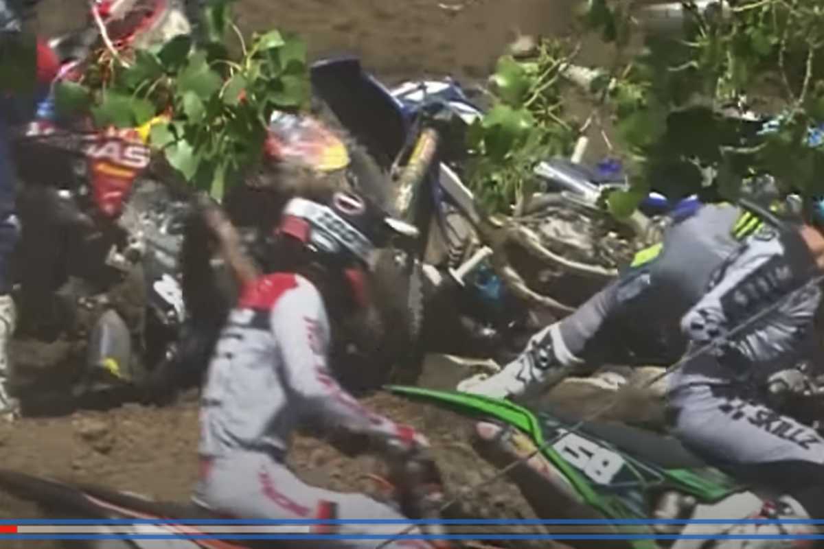 In der ersten Runde des zweiten Laufs kam es zu einem Massencrash