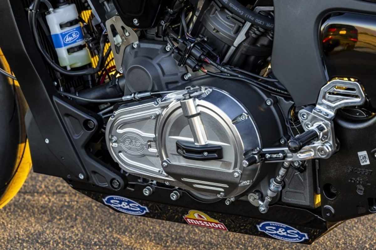 Alu-Frästeile: Motordeckel, hochgelegte Fussrasten, Quickshifter