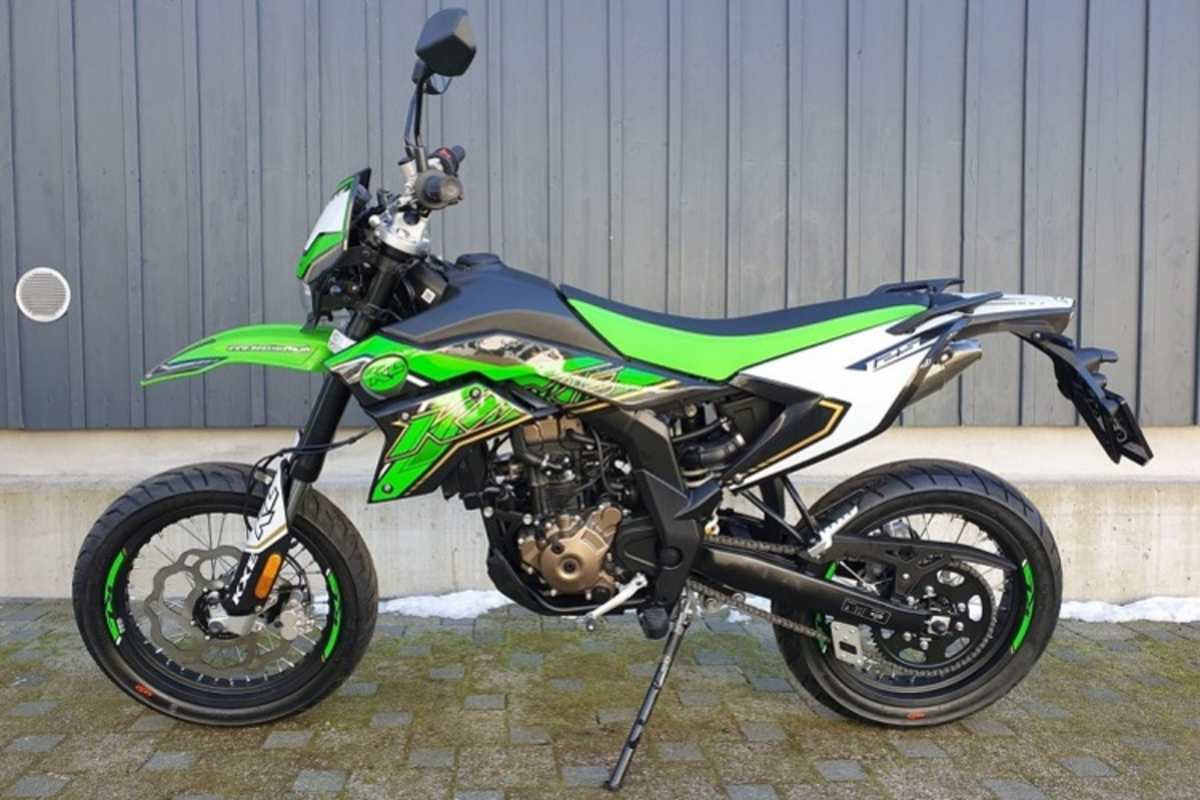 In Grün erinnert die KL KXE 125 an Kawasaki - ist aber eine eigenständige Marke
