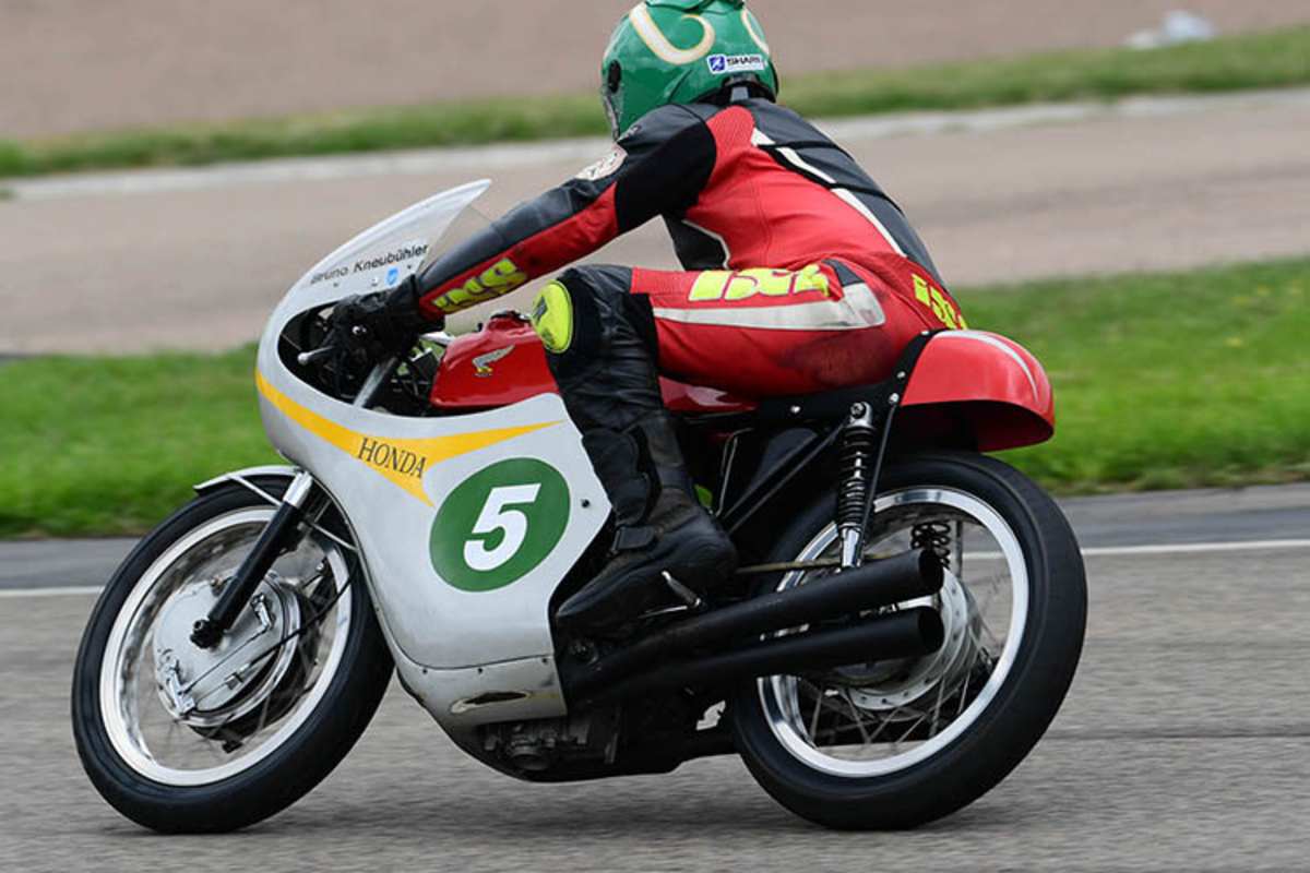 Bruno Kneubühler auf der Honda-250-Replica