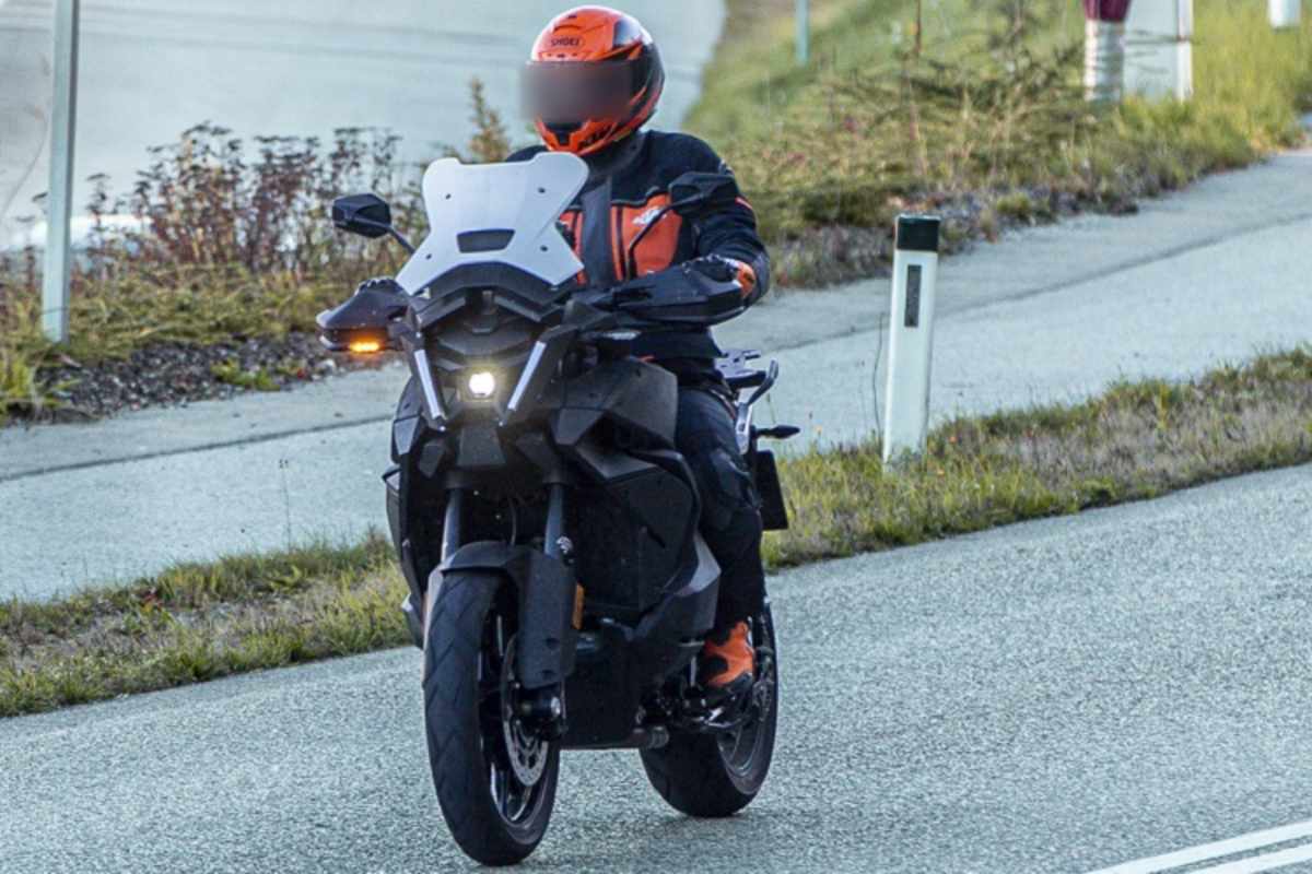 KTM 1290 Super Enduro: Ein Gewirr von Flügeln und Flaps an der neuen Front