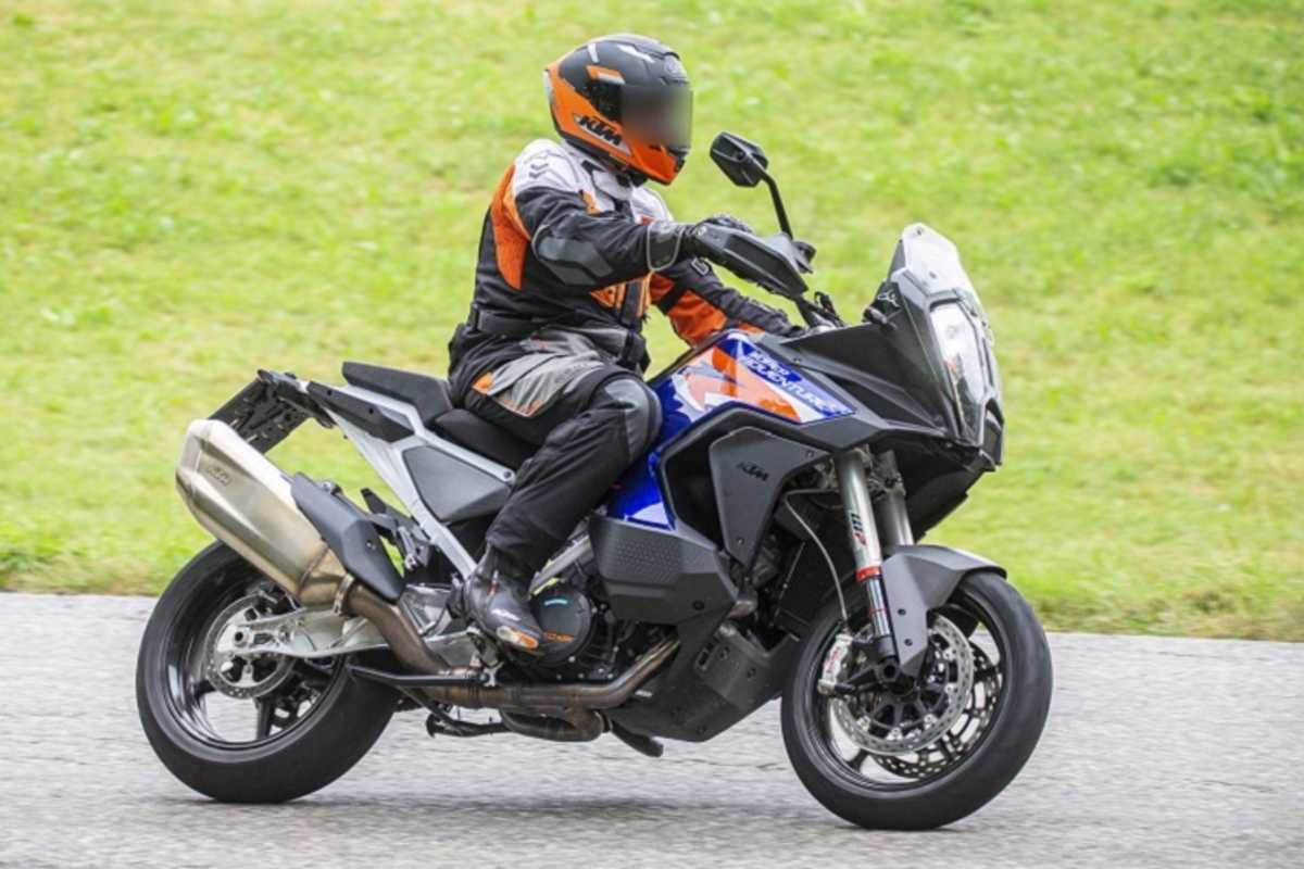 KTM 1290 SMC: Haftfreudige Sportreifen im 17er Format vorne und hinten