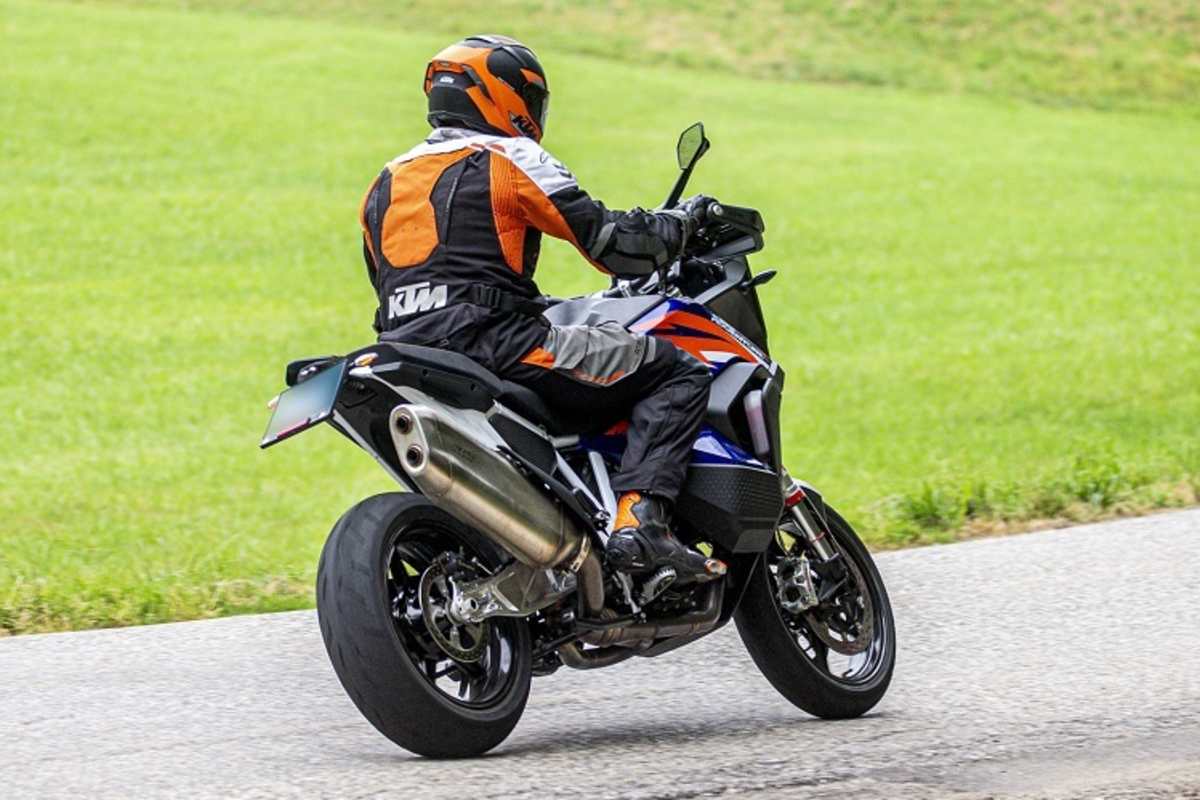 Hübsches, schlankes Heck am Prototyp der KTM 1290 SMC: 