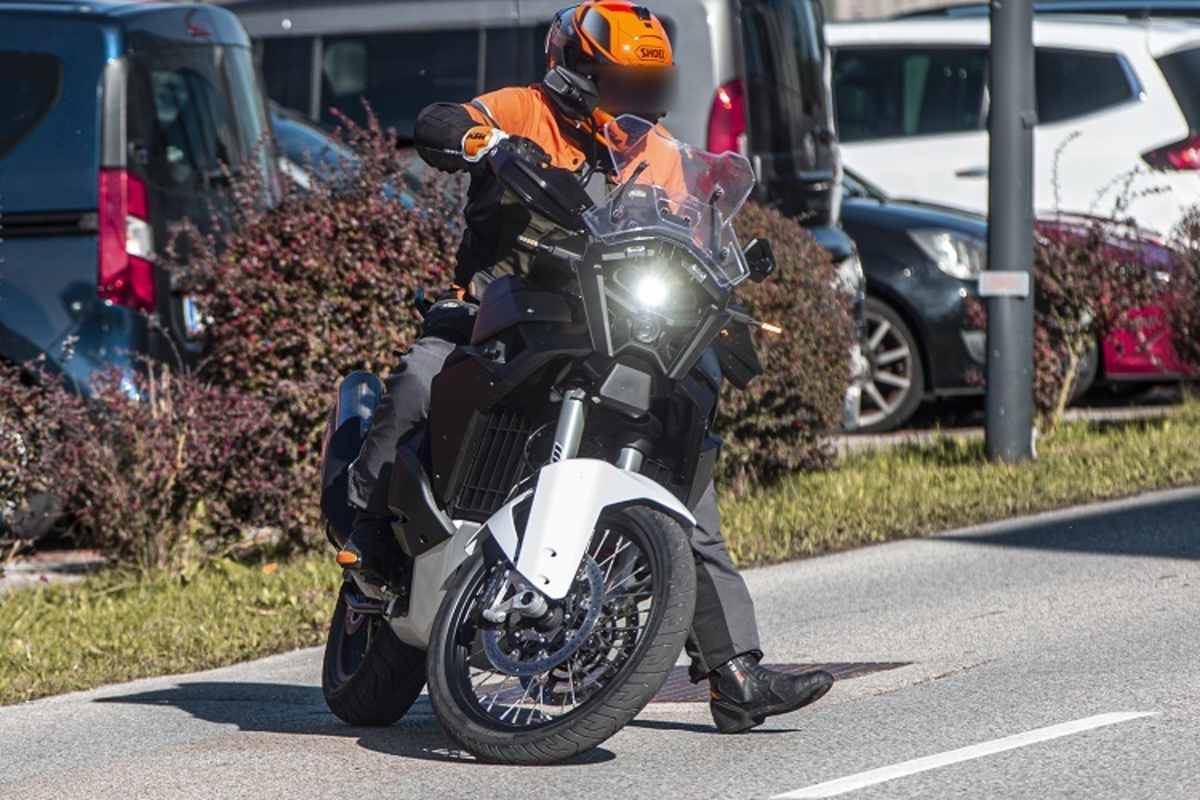 KTM 1290T Super Enduro: Der Fahrer flieht mit dem künftige Spitzenmodell vor dem Fotografen  