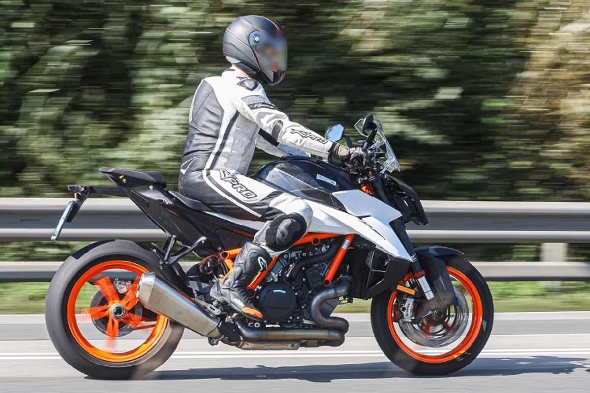 Breitere Seitenverkleidung (weiss) fasst den grösseren Kühler ein, darunter sind (in Schwarz) Winglets angebracht