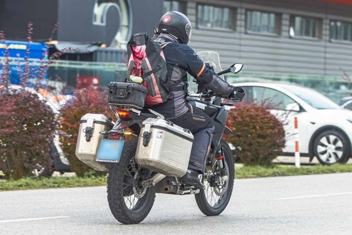 Ideales Weltreise- und Abenteuer-Motorrad: KTM 390 Adventure mit echter Geländetauglichkeit und zwei eng ans Heck gebauten Koffern