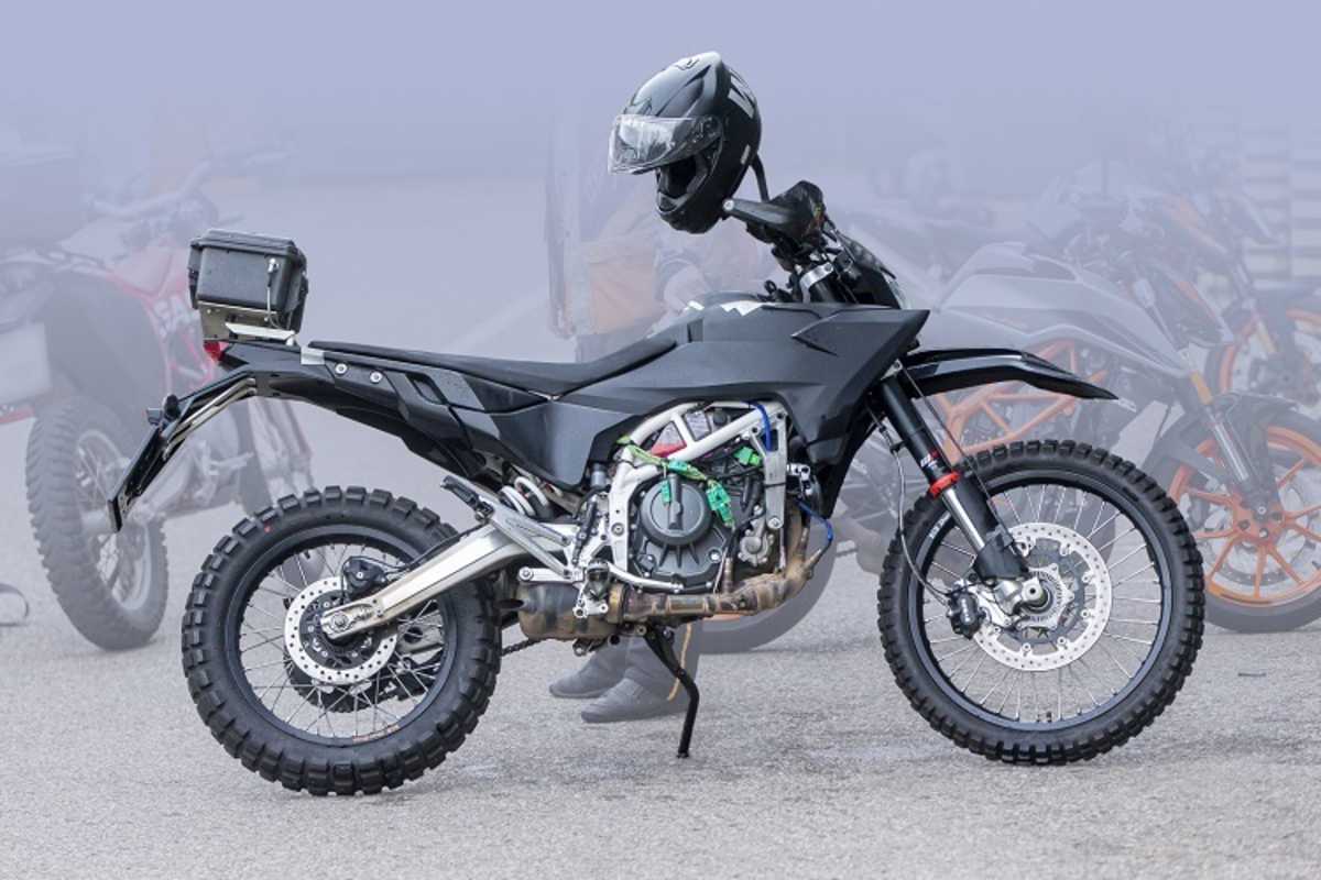 KTM 390 Enduro: Schwestermodell mit einfacher Frontmaske und ebenso minimalem Auspuff