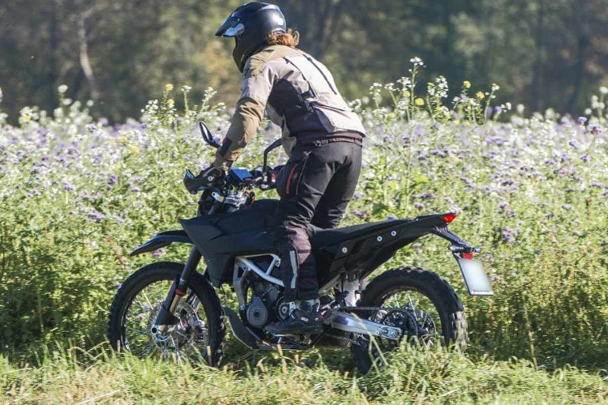 Die KTM 390 Enduro wird auch im Gelände erprobt